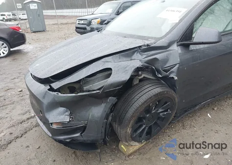 2022 Tesla Model Y Long Range Dual Motor All-Wheel Drive z USA, uszkodzony, nr VIN 7SAYGDEE4NF447159